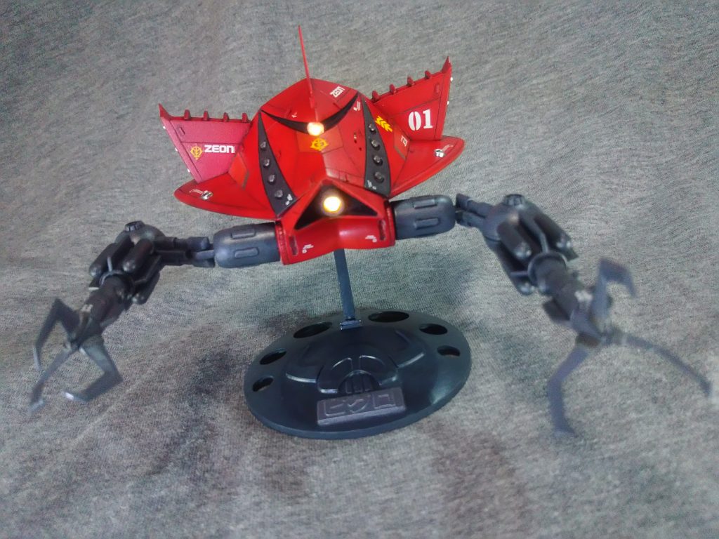 足は付いていない？から赤く塗って角付けたら３倍、そして立ちました！と３つの別作品？コラボネタです。　しかもネタ先行で作りました。普段は製作中か完成後にお話を考えてるので。　使ったのは100均ＬＥＤライトです。　ボタン電池２つと電池ボックス、ＬＥＤ６つ付いて110円！　今回もセリアさんで買ってます。　光らせるのはモノアイ、メガ粒子砲、メインバーニア×２の４箇所なのでＬＥＤ２つ外して使ってます。更にビグロ内部に納まらなかったので電池ボックスも半分に切りました。なので電池も１つです。後部を接着せずに蓋としてます。　メガ粒子砲とモノアイはピンクのクリアランナーから作りました。　メガ粒子砲のクチバシは取替え出来ます。