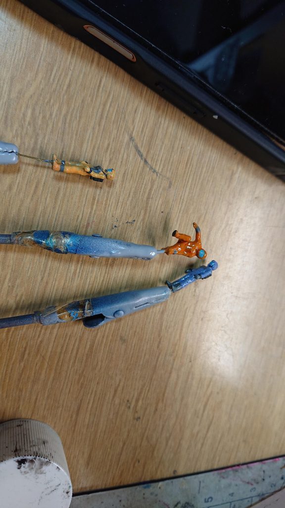 本編見ながらパイロットスーツ並びに各所の塗り分けも筆塗りで行っています。めちゃくちゃしんどかったです。