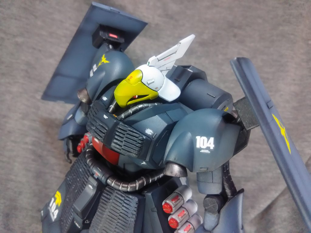 サイドスカートの白いのはファンネルではなくミサイルです。中古で買った時点で展開したファンネルが付いてませんでした。あと、ビームサーベルも。