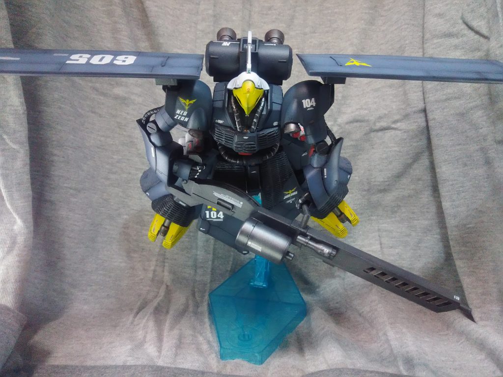 飛行姿勢。地面スレスレを飛んでレーダー網を搔い潜ります。