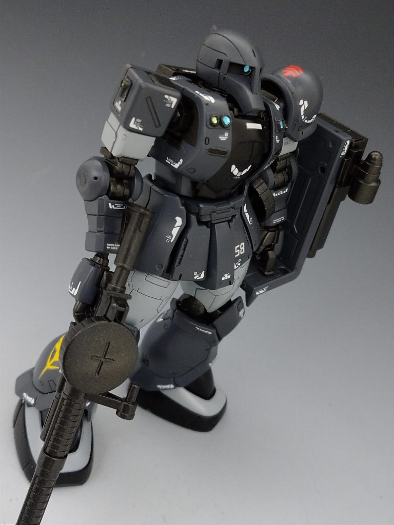 前回は無駄に増加装甲を付けたりしてどうしてもやっつけ感があり「旧ザクはシンプルに製作した方がいいな」と反省。今回はセンサー類の増加とナックルシールドに三連砲を自作して追加しました。