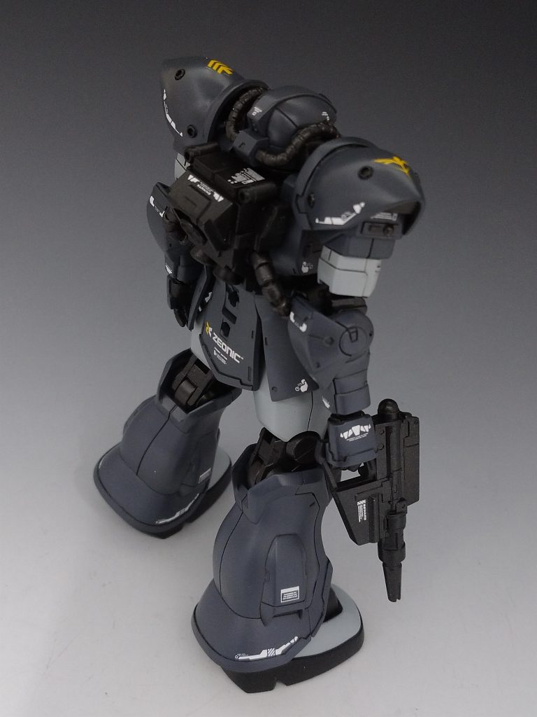 ヒートサーベル、シールドを失くした場合小型化したザクマシンガンを使い速やかに戦場から離脱…とイメージしてザクマシンガンを小型化しました。ドラムマガジンをボックスタイプにするだけで印象がかなり変わりますね。