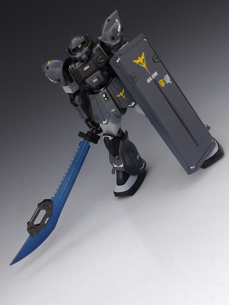 前作のイフリートっぽいザクの戦闘スタイルがテクニックタイプでこちらは、パワータイプとイメージしました。大型のシールドはそのイメージに合わせた物です。前に製作したザクF2000の物とデザインがちょっと似てるかと。