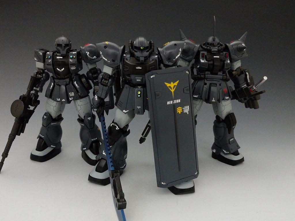 前作のザクと一緒に。マークが違ってもカラーリングが同じですから奇妙な一体感がありますね(笑)