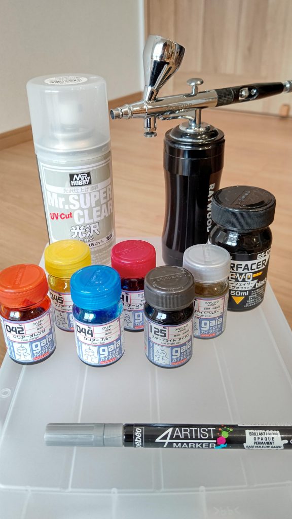 下地にエヴォブラック、スターブライトシルバー。ゴールドはクリアイエロー、クリアオレンジを7:3ぐらいにしてみました。塗り重ねるとオレンジ色が増すので濃淡で色々な色が楽しめて面白いなと思いました。スターブライトアイアンは下地を塗らない方がキレイと聞いたのでアイアンのみ下地なしです。次回は黒下地をして塗ってみたいと思います。