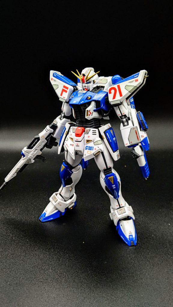 青はエアブラシ、グレーは筆塗り、金色はガンダムマーカーを使用しました。スジボリ、プラチップをやってみましたがガタガタで安っぽく感じます笑次はもう少し上手くやります。