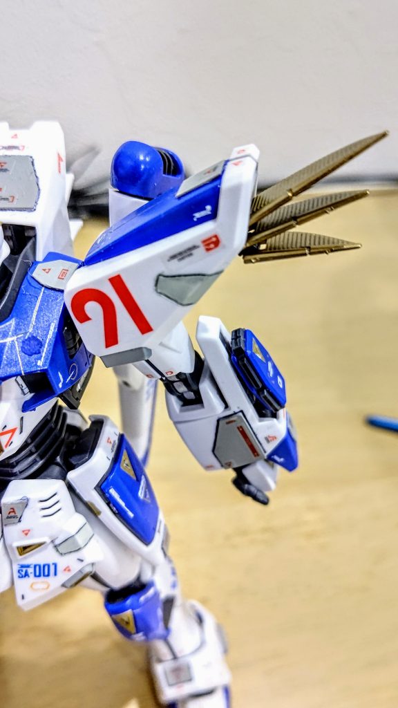 放熱フィンは残像時をイメージして金に塗装しました。関節など内部パーツの殆どがABSの為プライマー後にエアブラシで塗装しました。また、青のパーツのスミイレも金にして更なる残像感を...ホントスジボリガタガタですね頑張ります。