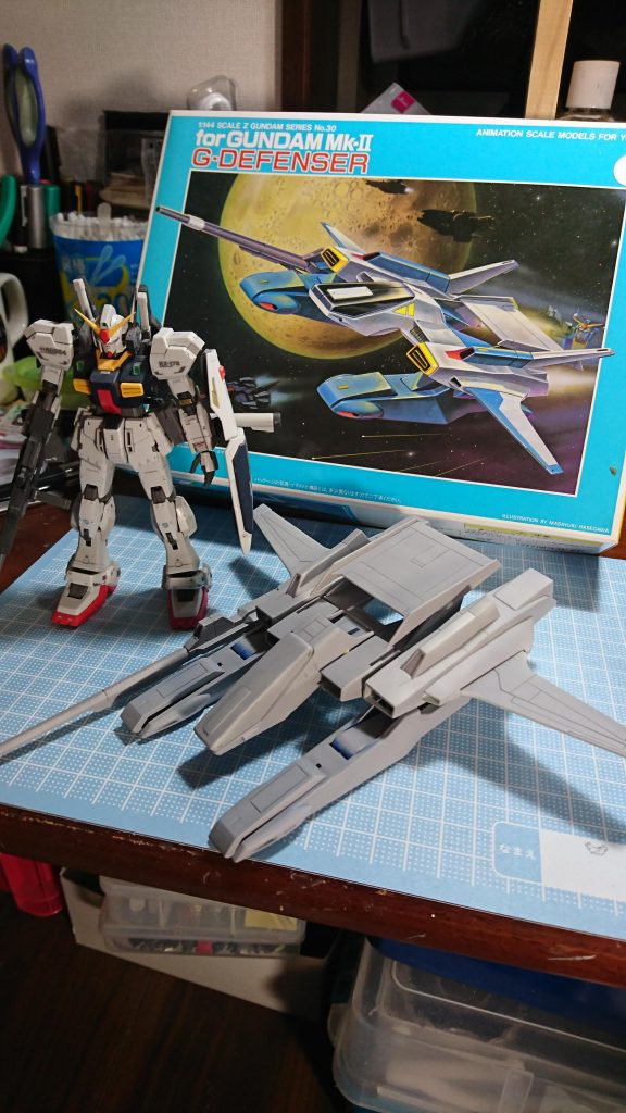 初めて製作工程も一部撮影しました。サフ掛け状態です。素組RGのガンダムMk-Ⅱに取り付け出来るのか?