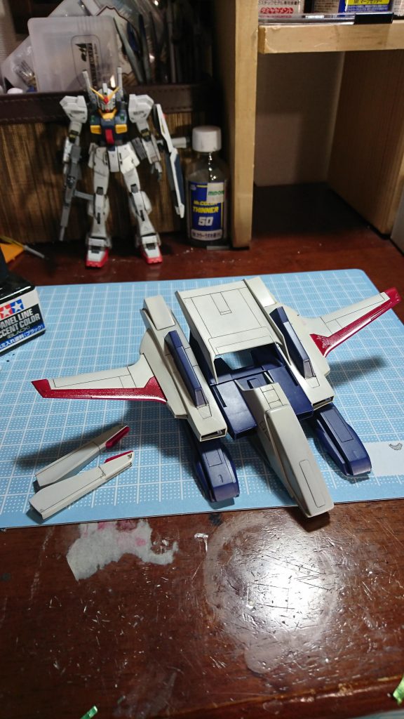 ウイング部を赤で塗ってみましたが、イメージと違ったので塗り直ししました。なんかヒーロー物のメカに見えましたので同色のブルーに変更。ちなみにブルーはティターンズブルーです。(エゥーゴ機体ですが...)