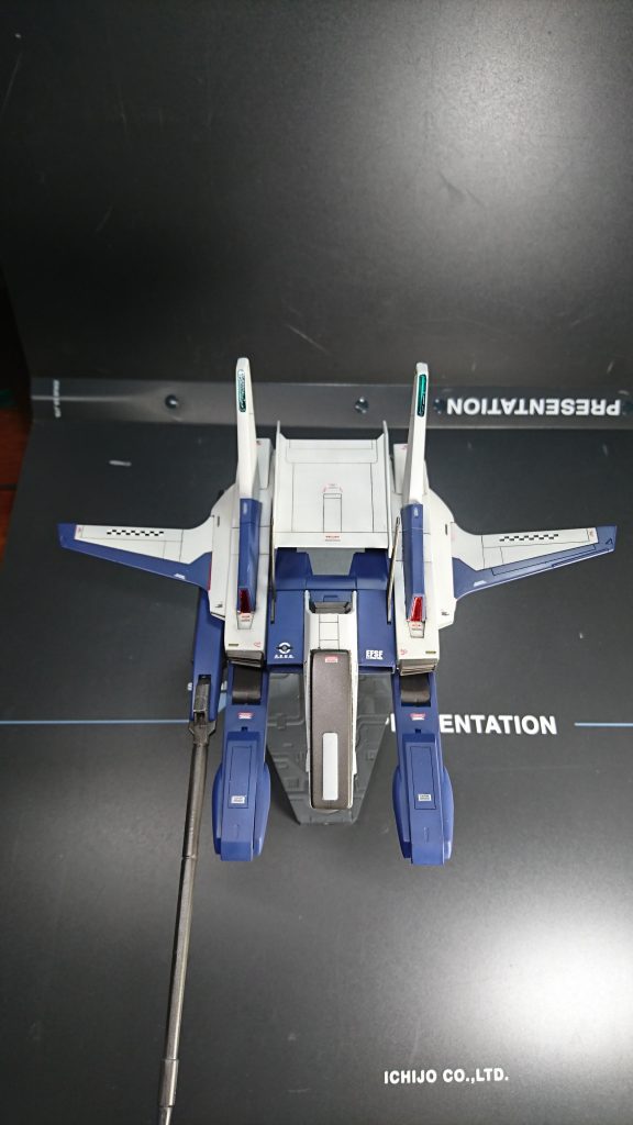 旧キットだけにモールドは少なめ。筋彫りの練習を兼ねて平面部のウイング部に筋彫りしました。左右で位置がずれています。