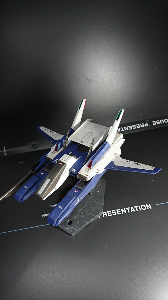 中々ボリュームのあるキットでした。旧キットを子供が購入して作成するのは非常に難易度が高くオッサンの私でも難易度が非常に高く今後は、安易に旧キットに手出ししないと誓いました。