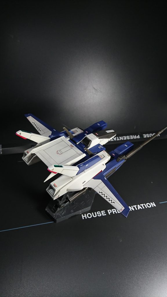 旧キットはスナップフィットでは無く要接着キットで接着部の位置合わせもダボ穴がほぼ無く接着部の位置合わせだけでも苦労しました。合わせ目消しも努力しましたが、消せない場所もたくさんありました。特に裏側は厳しかったです。