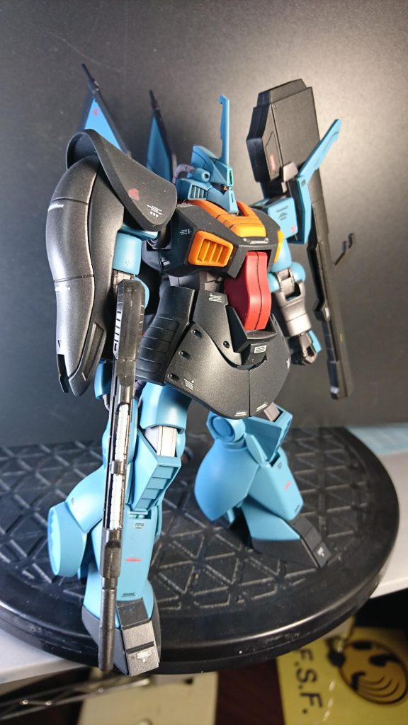 ゲルググの後継機の様な佇まいです。顔がハンサムですが気を抜くと頭部接続の給弾ホースが抜けてしまいます。