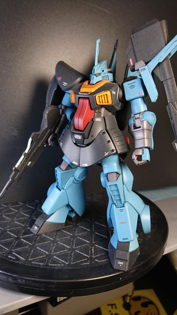 出来の良いキットなので合わせ目消しはライフルとバズーカのみでばらして全塗装しました。色目も今回は余り考えずに手持ちの塗料でオリジナルのイメージを残しながら緑色を青色へ変更してみました。息子はナラティブカラーって言ってましたがこんな色でしたでしょうか？どちらかといえばグスタフカールの色目に近い様な気がします。