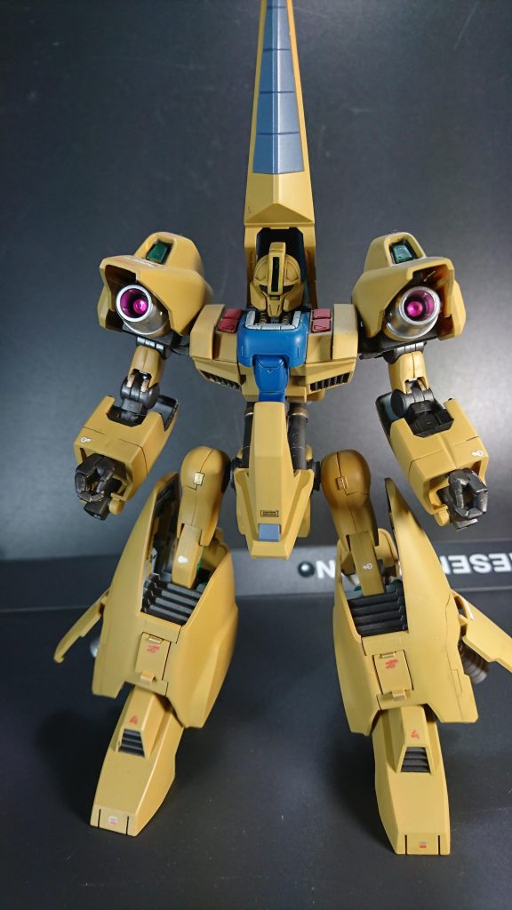 今回は出来るとこだけ合わせ目消し。腕部と脚部の合わせ目は息子が消そうとしてヤスリ掛けしたらしく埋める事が出来ない溝がありました。パテ埋め必要レベルで途中諦めました。またメタスの標準カラーのイエローは明るく感じたので、暗くしてイエローからカラシ色へ変更しています。