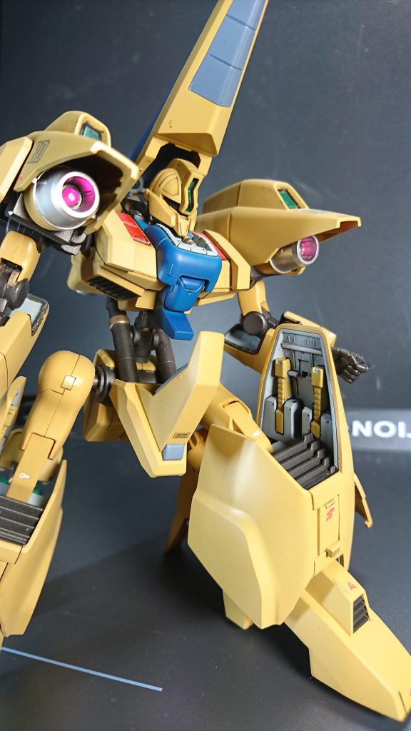 脚部装甲の裏面のサーベルラックや各部インテーク状のパーツなどを頑張って塗り分けしました。肩部のセンサーは100均で仕入れたキラキラシールです。