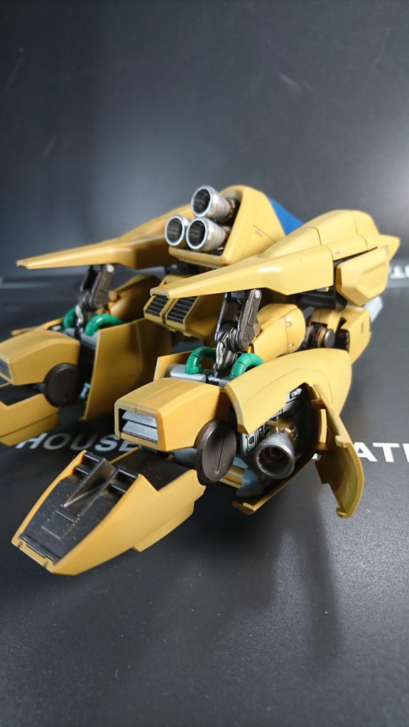 何か色々フレームや内部が露出するチラリズム全開な変形後の後ろ姿。いつもなら見えない所は手抜きしますが、メタスのPRポイントに思えたのでスラスターの中まで塗り分けてます。