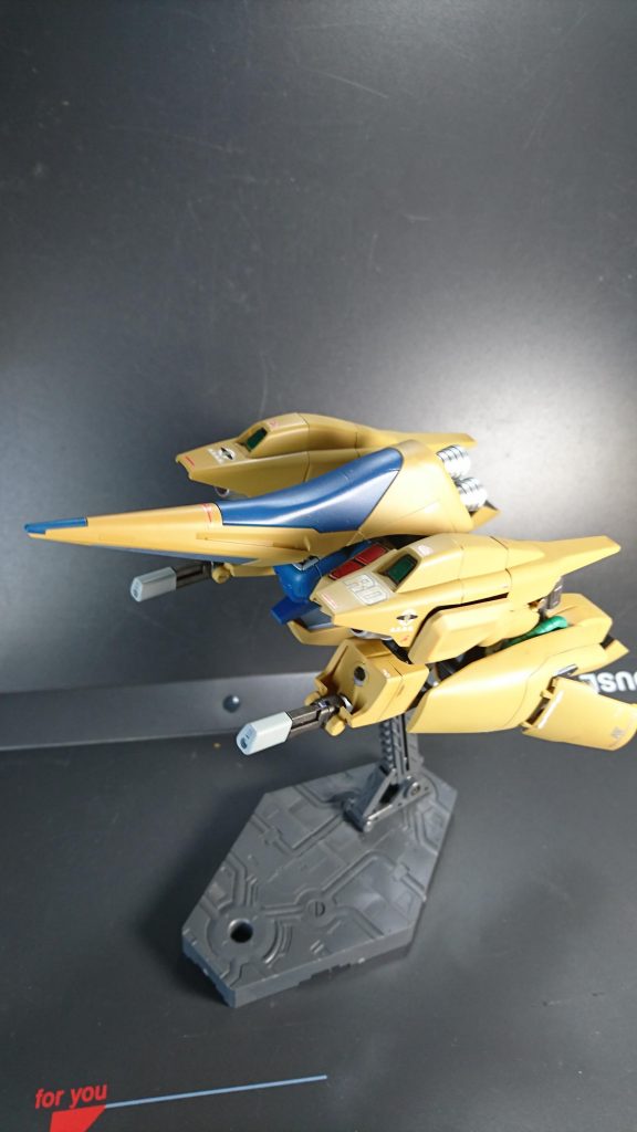 変形後フロントビュー。ハンドパーツ接続のポリキャップの塗り忘れが残念ポイントです。