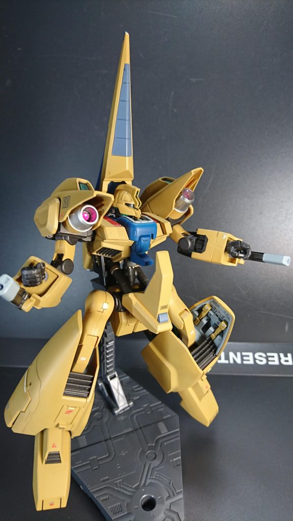 アクションポーズぽい物。武装がアームガンのみで貧相です。ビームサーベルは既に紛失済みでした。