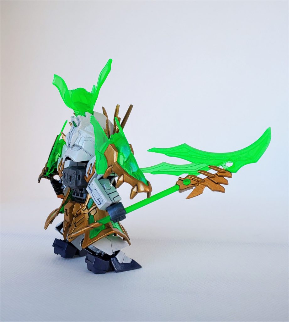 マスク横や、青龍偃月刀の刃先等、クリアーパーツもカット＆ヤスリで尖らせ。