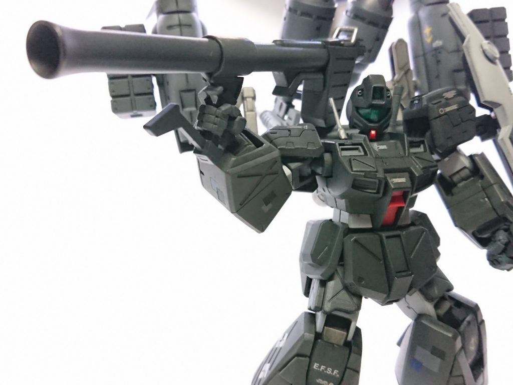 ハイパーバズーカ一年戦争時のモデルから火力そのままに量産製の高められたモデルを装備している。