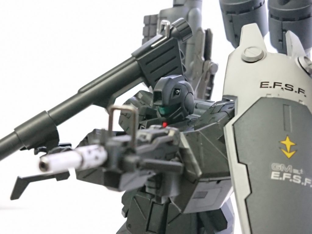 100㎜マシンガン当初はガンダム5号機と同様のガトリングが装備される予定だったが、重量の増加と空間戦闘時の反動抑制が上手くいかず、代用装備として採用されている。マガジンラックようにサイドアーマーが陸戦型系列と同じものに変更されている。