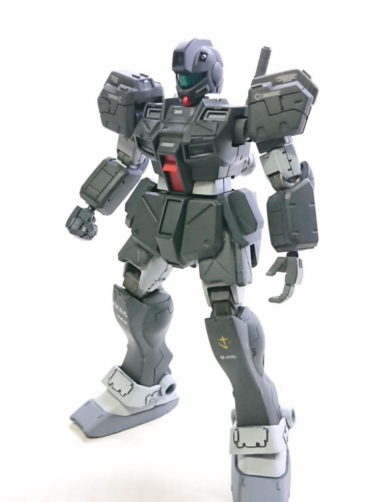 アーマーパージ状態チョバムアーマーと背部ユニットはパージ可能。軽量化した本体と強化スラスターによって運動性が格段に向上する。