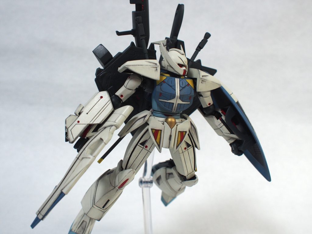 素のキットが驚くほど出来が良いので、本体は腕や肩関節のアップデート、武器ラッチの新造に留め、全身のスジボリをやり直すくらいしかしていません。