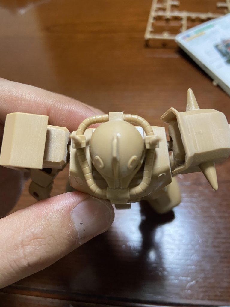 何気に選択式なのですが、カラカル部隊をチョイス。アンテナがカッコよくつかないのでパイプ一節切り飛ばして頭に寄せてます。画像の右側がアフターです。何か成形色に意地でもしたかったのでランナーパテ作ってアンテナ接着したとこらへんを埋めております。