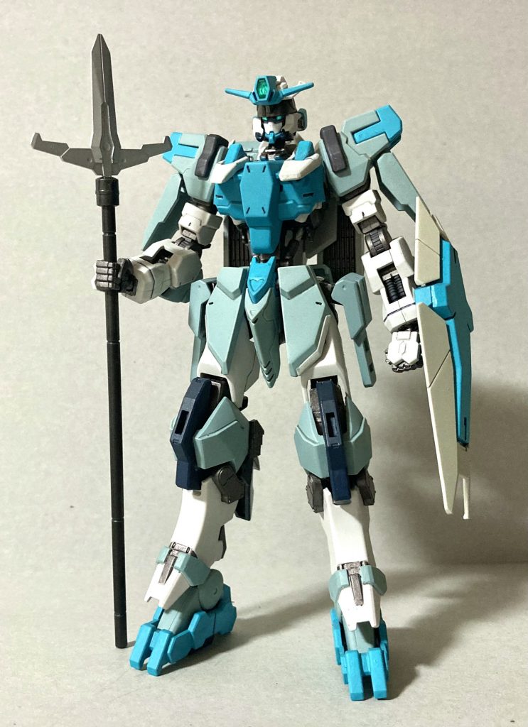 ノーマル形態フロント。槍、盾とオーソドックスな装備。カラーリングは灰色9号にライトブルーというロービジカラーを基本に1色鮮やかにと、タミヤのコーラルブルーを入れました。