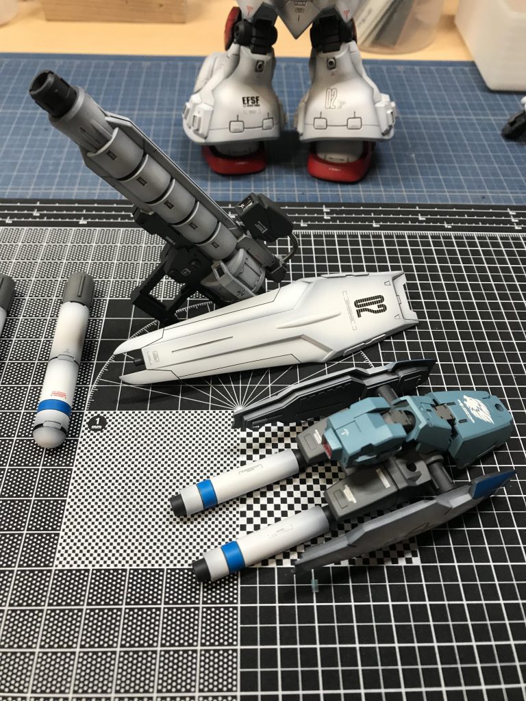 武器等。30mmやジャンクパーツを使用。シールドは旧キットνガンダムのものです。
