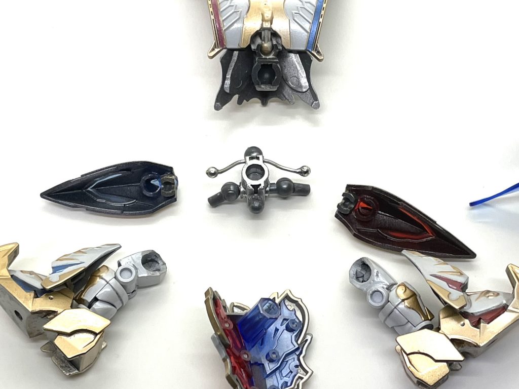 腰回りの改造両足の接続をホビーベース関節技の球体ジョイントに変更腰の左右に真鍮線で繋いだ3mm球ビーズを生やして、サイドアーマーをボールデンの小ボールジョイントの受けで接続リアアーマーの接続もボールデンの中ボールジョイントに変更