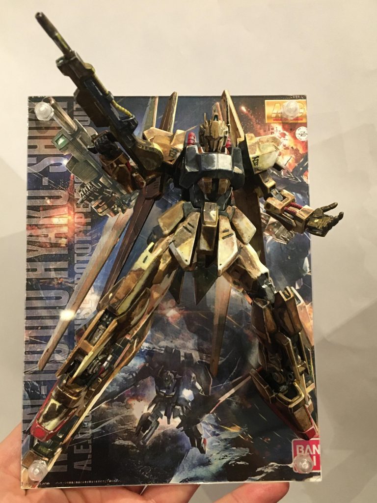 室内の暖色系の明かりで撮影。