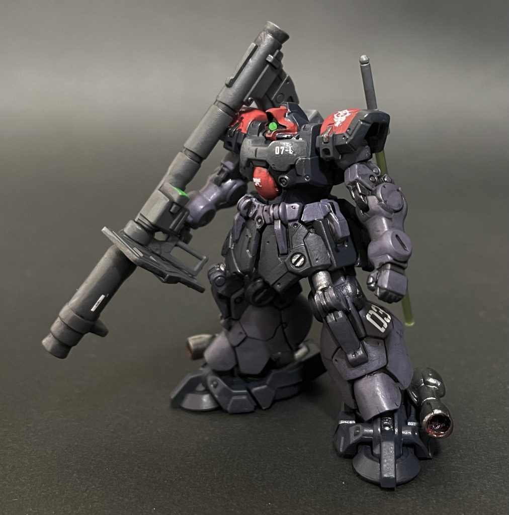 サンドカラーにしようか迷いましたが、宇宙用の定番カラーで仕上げました。ラッカーエアブラシ塗装です。モノアイはHアイズ1.3mmを接着。改造箇所は合わせ目消し、バーニア類を少々ほじくり加工など。