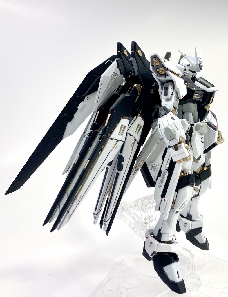 RGストフリの顔つきが気に入らずプラ板で改造してるのと各所シャープ化しています