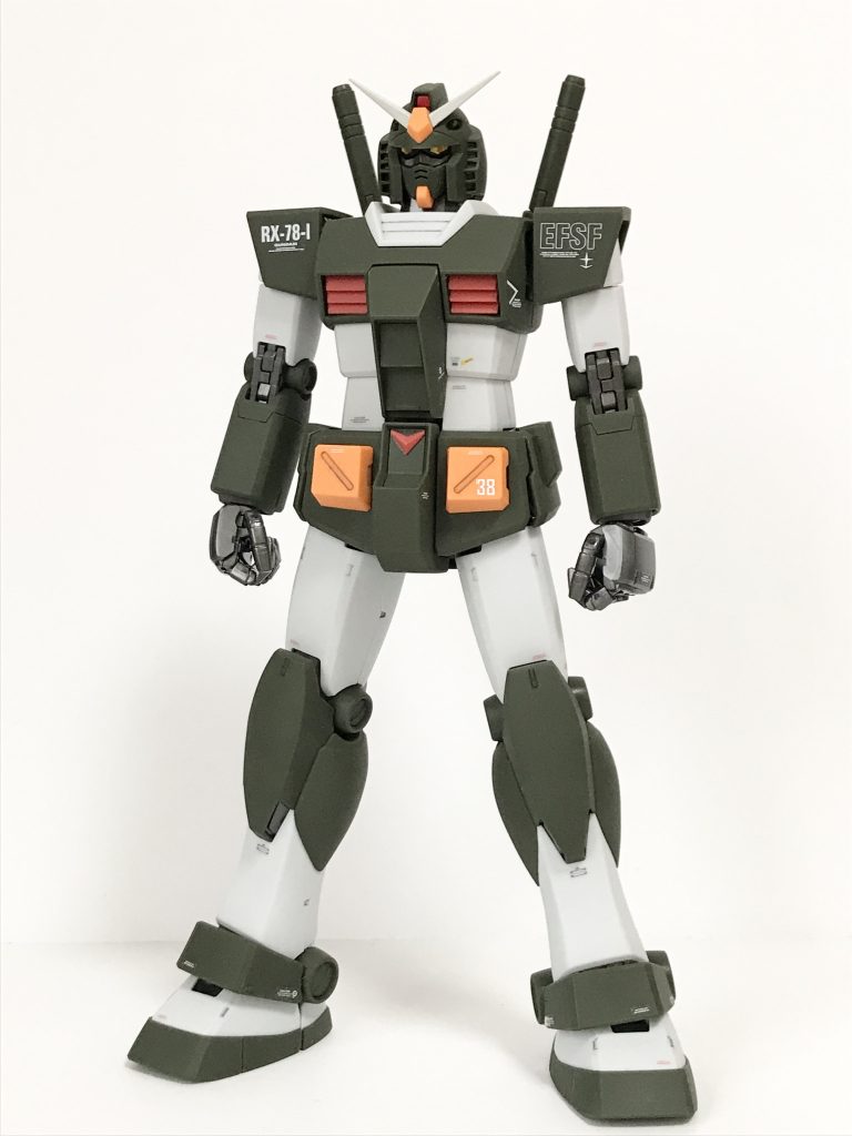 中のガンダムVer2.0です。デカールによるとRX-78-1だそうですが、腕の形状が違いますね・・・。