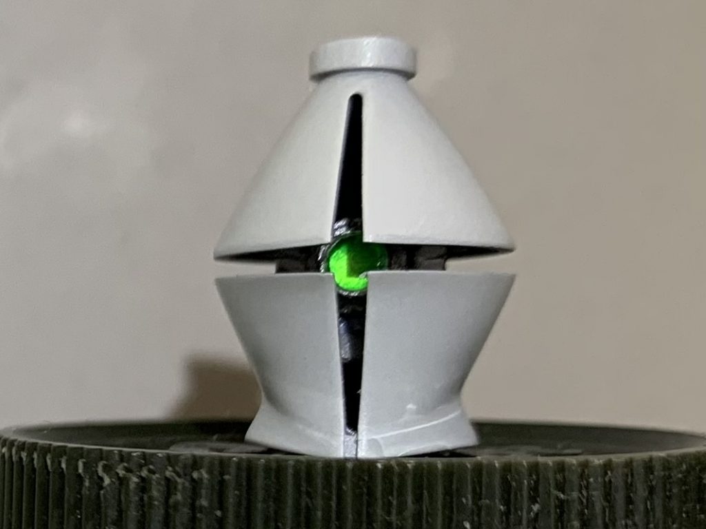 モノアイは頭部の中空を可動しているはずなので、パーツを切り飛ばしてプラパイプとレジンでアレンジ
