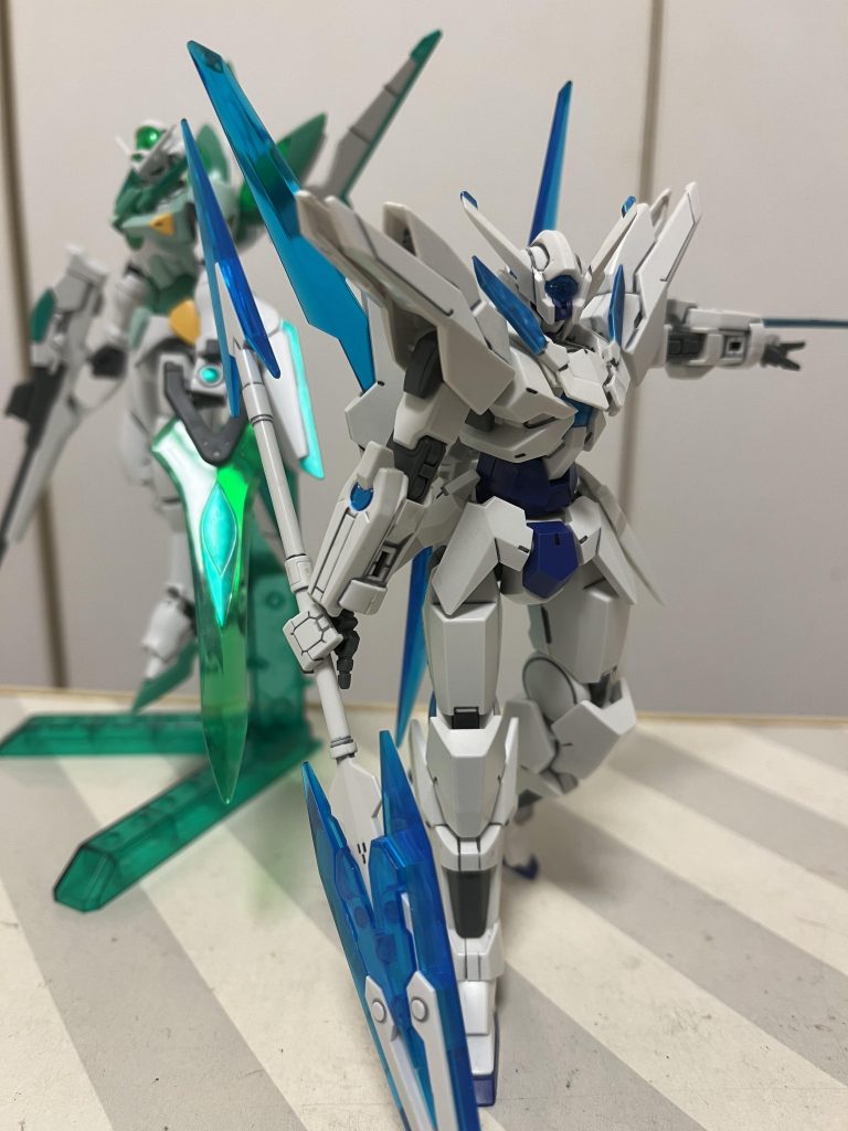 シアちゃんと!ビームサーベルは他のキットの分をメタブルーで塗って用意しました。00系のサーベルパーツって、キットによって付属したりしなかったりで割と貴重なので、トランジェントにはブルー成形のパーツを付けて欲しかったですね、、今回多分ヴァーチェの分を犠牲にしました。