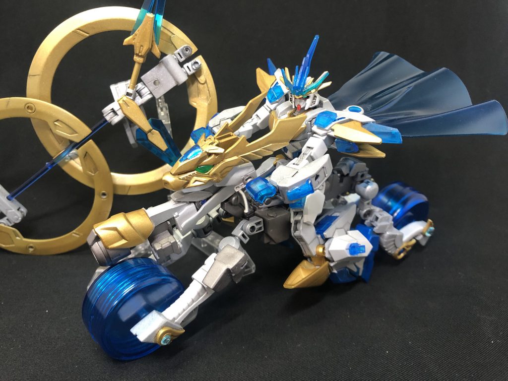 さらに麒麟はバイクモードに変形可能。タイヤ型のエネルギー塊を高速回転させ、とてつもない推進力を得る。そして、バイクモードで得られるスピードと背中の2つの輪が持つ時間制御能力を合わせる事で、なんと「時間転移」(いわゆるタイムトラベル)が可能となる。だが、膨大なエネルギーが必要である事と、偶然発動した際の条件など不明な点が多いことから、残念ながら未だ実用には至っていない。〜ちょっと寄り道①騏驎〜一日に千里を走る馬のことを[騏驎]と言うそうです。麒麟とは微妙に字が違いますね。千里=3900kmを一日で走る→時速162.5kmでペースを崩さず24時間走り続ければ可能、途中休憩するとしたらもっと速く走る必要が有る、と。うーん…生き物として考えたら化け物。MSならまあ無理ではないか…いやパイロットの体力的に厳しいか…。