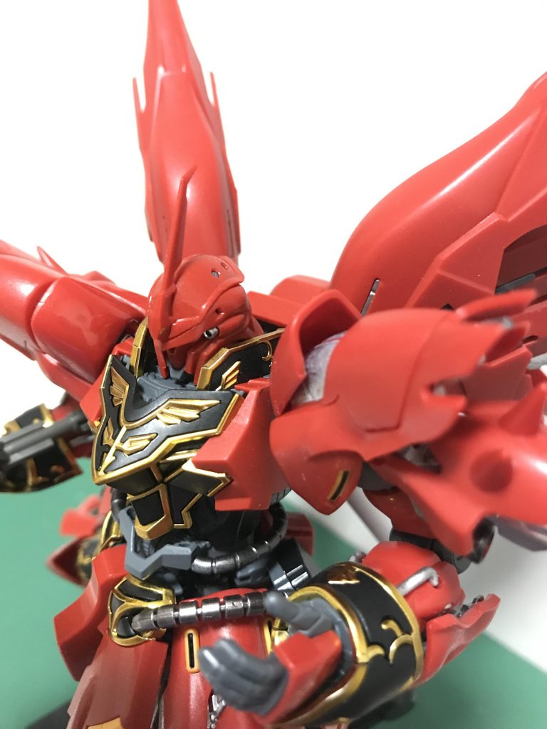 装甲など一部パーツが展開します