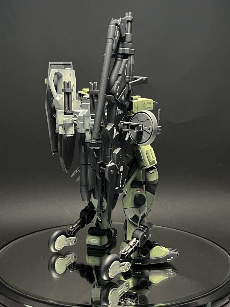 全体の工作についてご紹介。まずはドッキング時。半身となるセントリーガンをそのままバックパック代わりに背中に取り付けられるようにし、両腰のバインダーも背中に移してスタイルを整えていきました。お互いに3mm穴が多数開口されていて工夫が効きやすい作りになっていたのが助かりました。