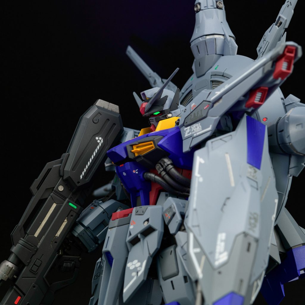 ツインアイはいつもの蛍光グリーン。社外品の水転写デカールを貼っています。