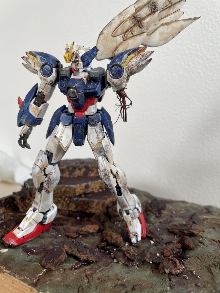 友人から羽の汚し均一で不自然じゃね、とアドバイス頂きまして、思い切って羽をカット。最終的なバランスは片羽でよかったかなと思いました。もっと技術がついたら、高層ビルの中でボロボロになったウイング作りたいです😄