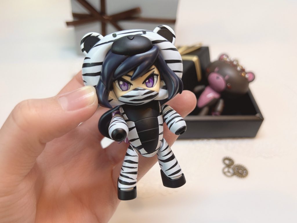 マスキングテープ貼ってゼブラ柄に塗装してます♪アヤメちゃん可愛い♡