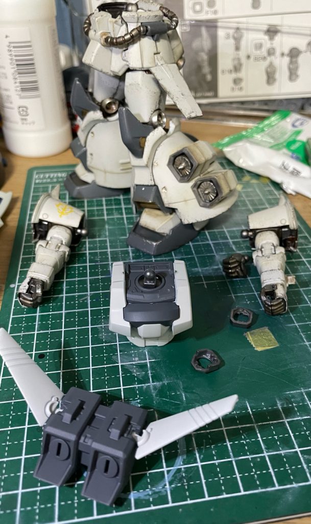 手前の胴とバックパックは汚しを入れる前の状態です。大分印象が変わったかなと……