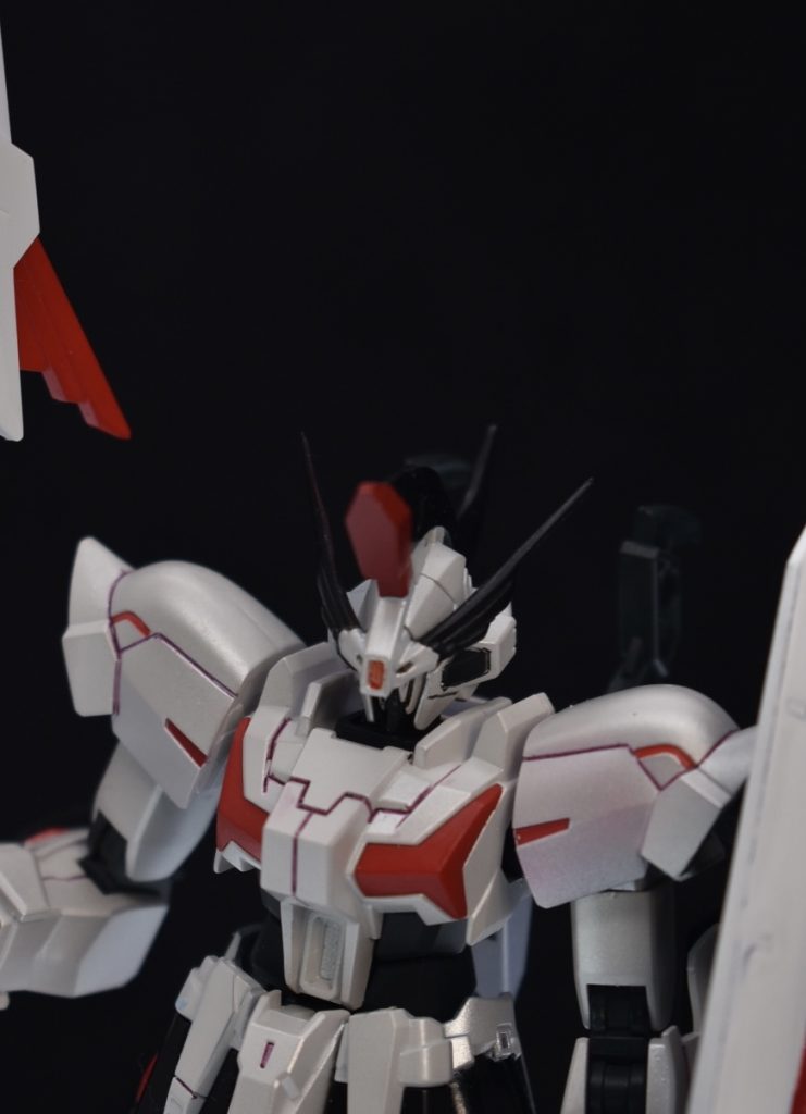 トサカの後部を延長大型化、アンテナを真鍮線と瞬間接着剤で延長。