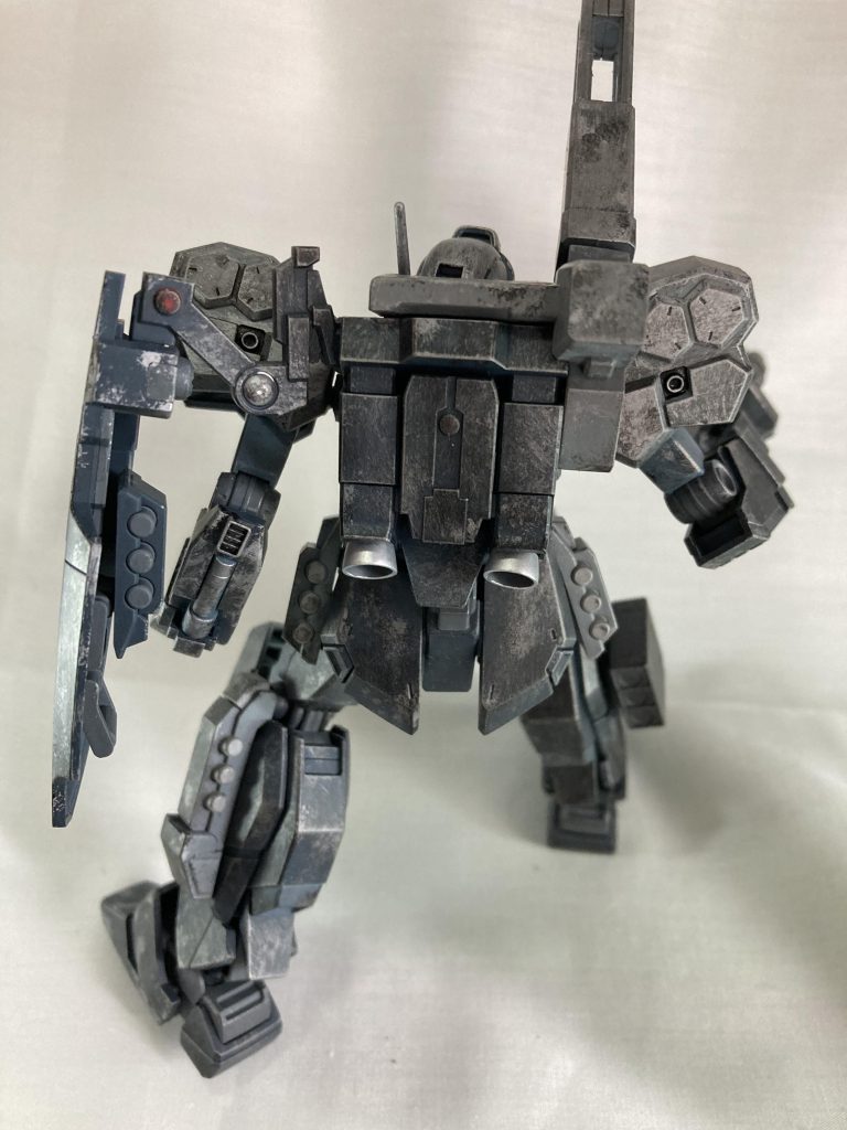 背面、全体のボロボロさ(迷彩)に対して綺麗なバーニアが実は壊れてない感を出せたらいいなと思ってわざと綺麗なままにしてます