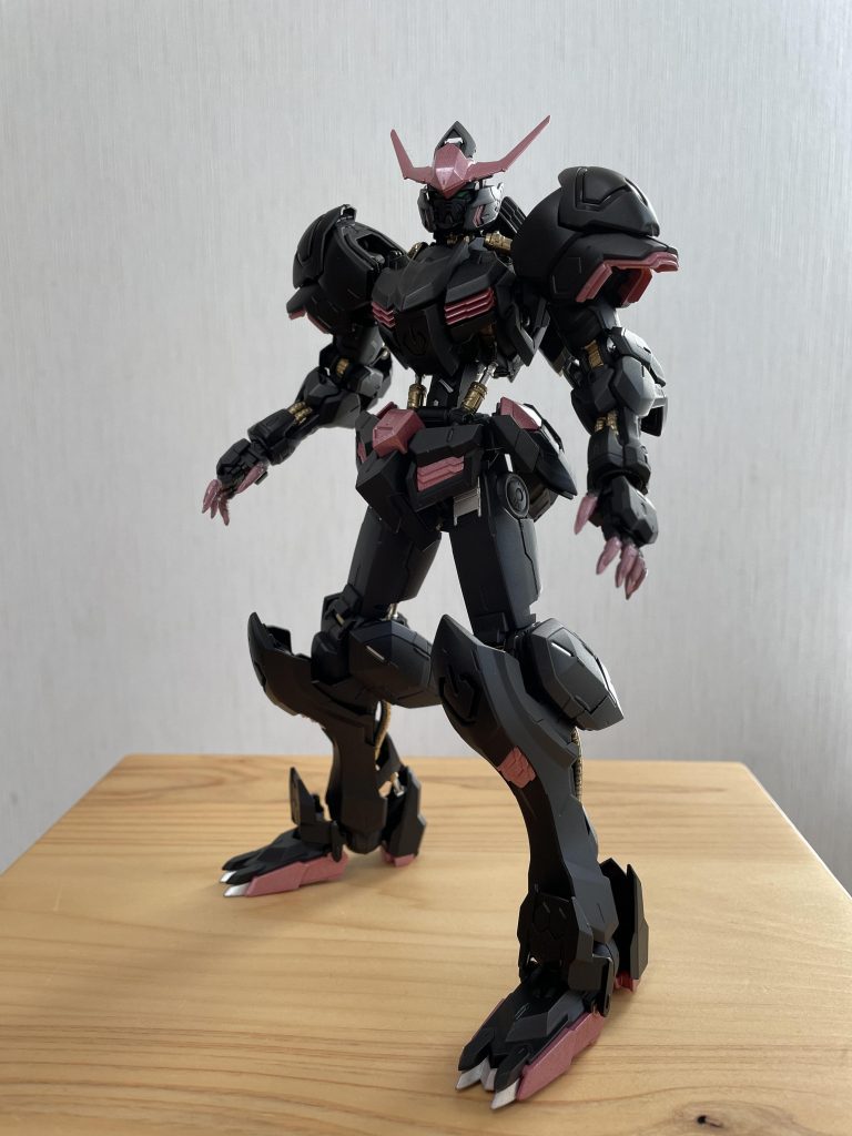 目を迷い中肩とかのマークのとこ、内側をツヤありのブラックにすることで良い感じになってます