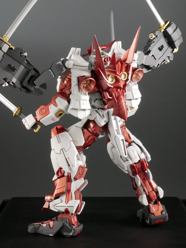 箱絵はレッドフレームと同様の鮮やかな赤なのですが、設定画はかなり渋めなのでそちらに寄せていきました。しかし私のカメラでは実物よりも鮮やかになってしまう(笑)