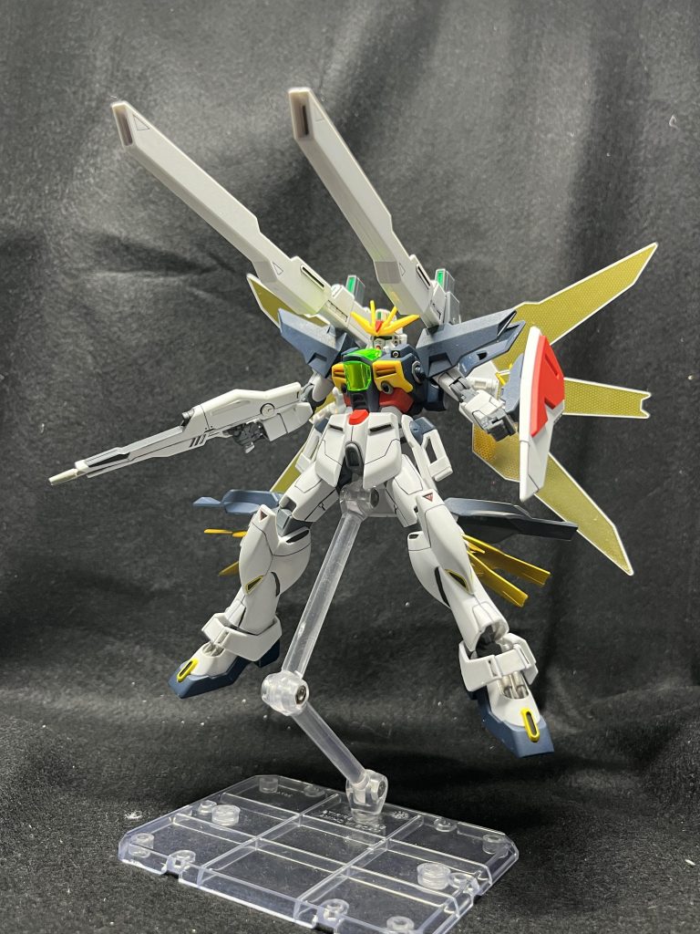 ツインサテライトキャノン展開!キャノンや頭部センサー類は付属のホイルシールを使ってます。バスターライフルとモノアイはガンダムマーカーで塗っています。バスターライフルの黒はMr.カラーのジャーマングレーで。